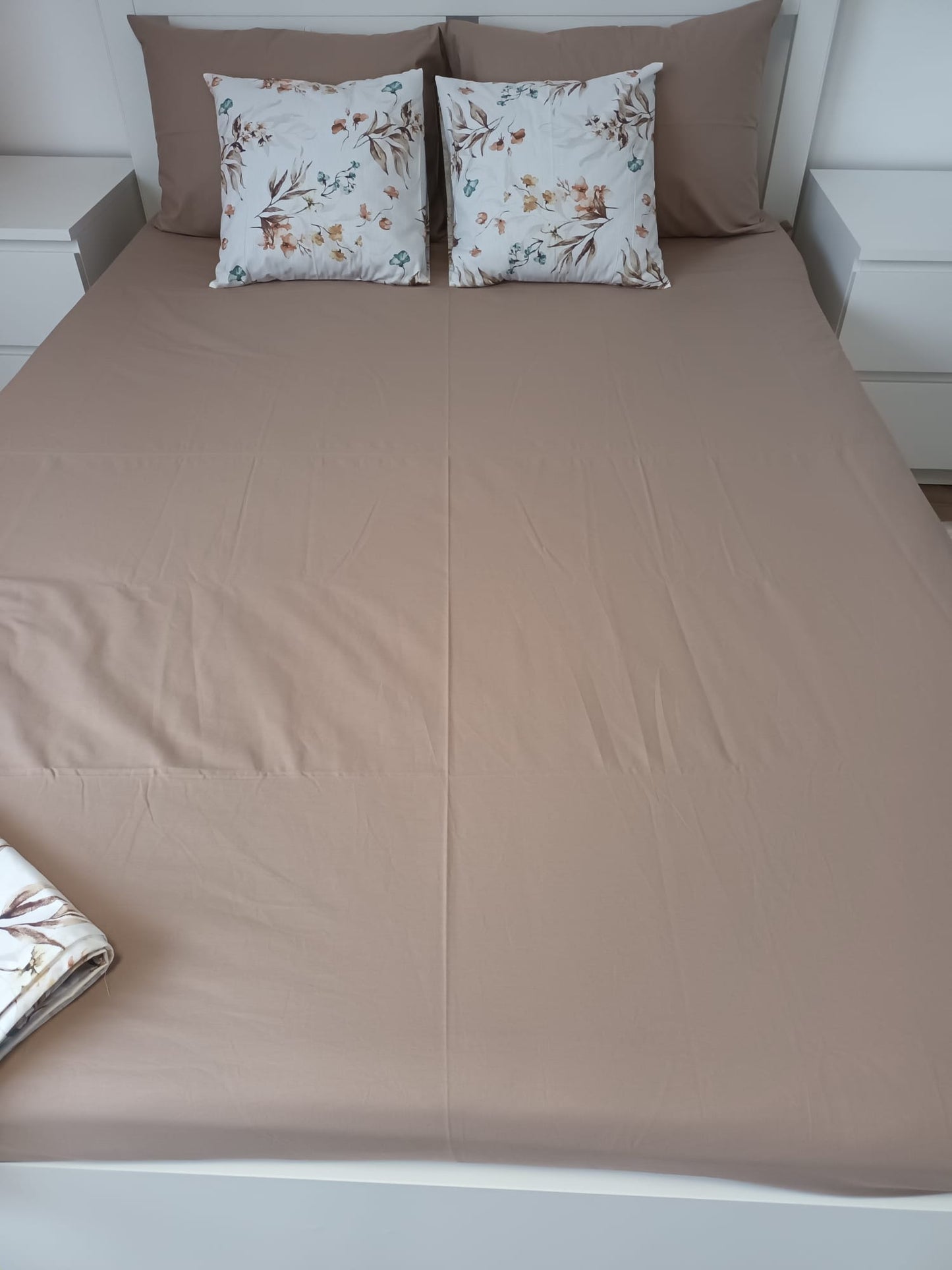 Lenjerie de Pat Dublă din Bumbac Ranforce 100% – Maro cu Motive Florale