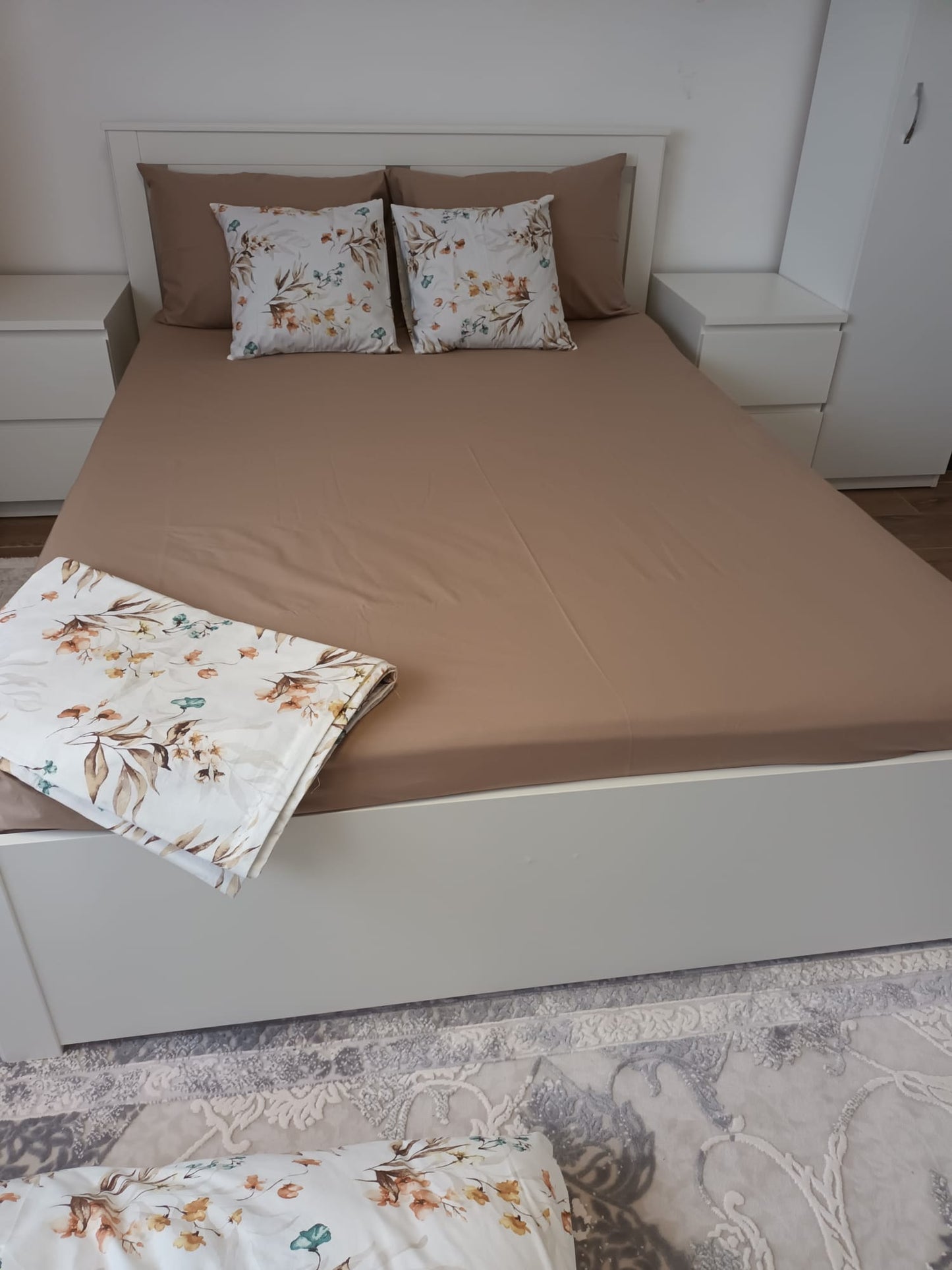 Lenjerie de Pat Dublă din Bumbac Ranforce 100% – Maro cu Motive Florale