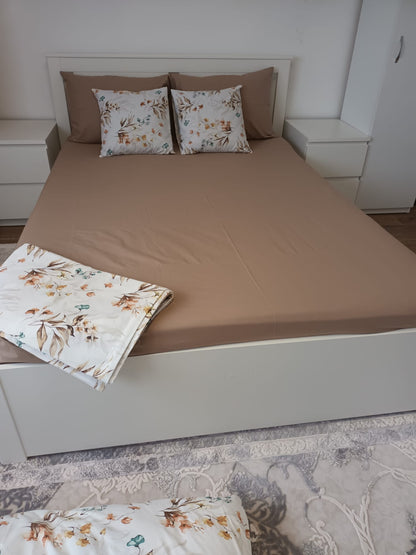 Lenjerie de Pat Dublă din Bumbac Ranforce 100% – Maro cu Motive Florale