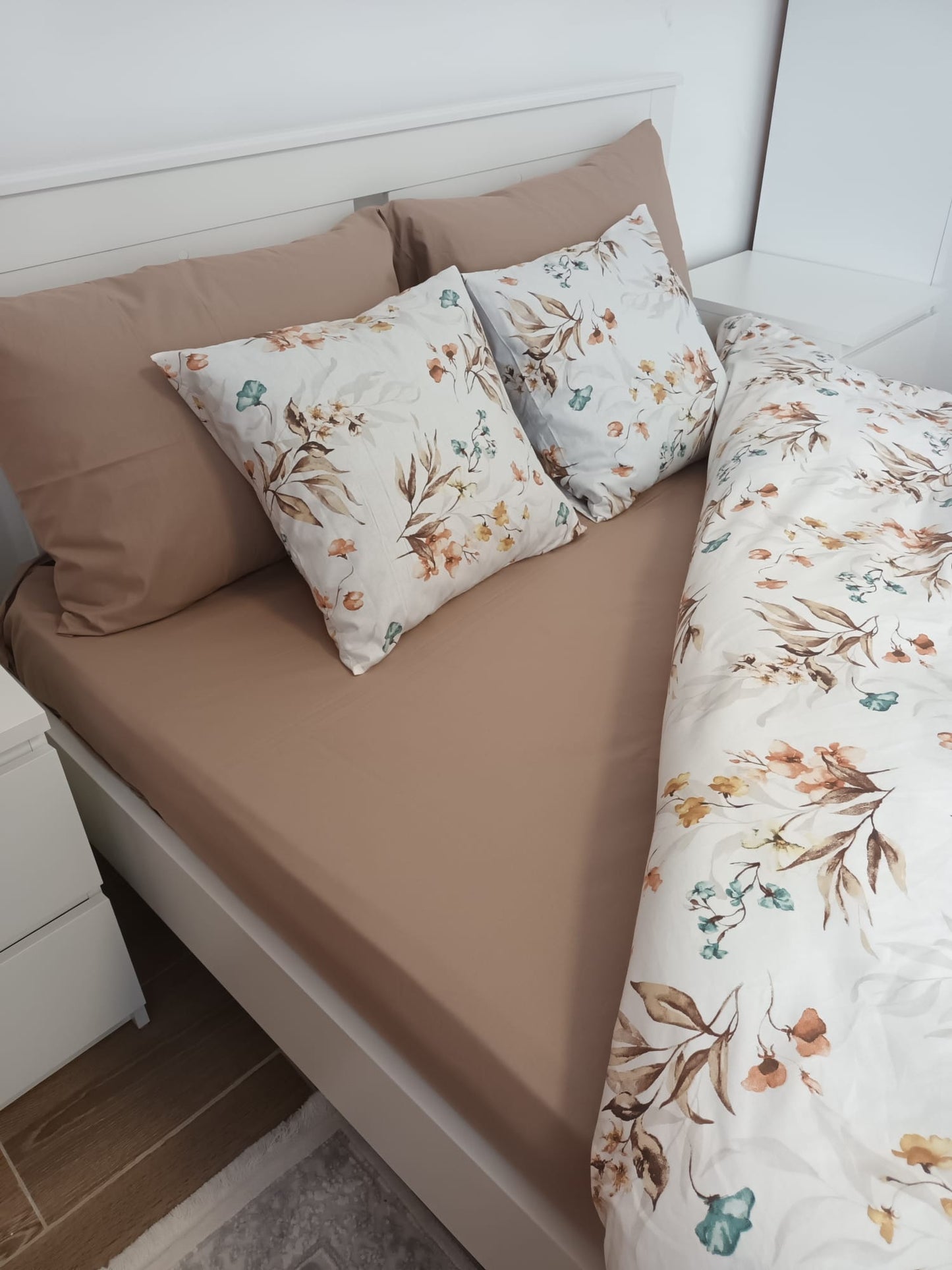 Lenjerie de Pat Dublă din Bumbac Ranforce 100% – Maro cu Motive Florale