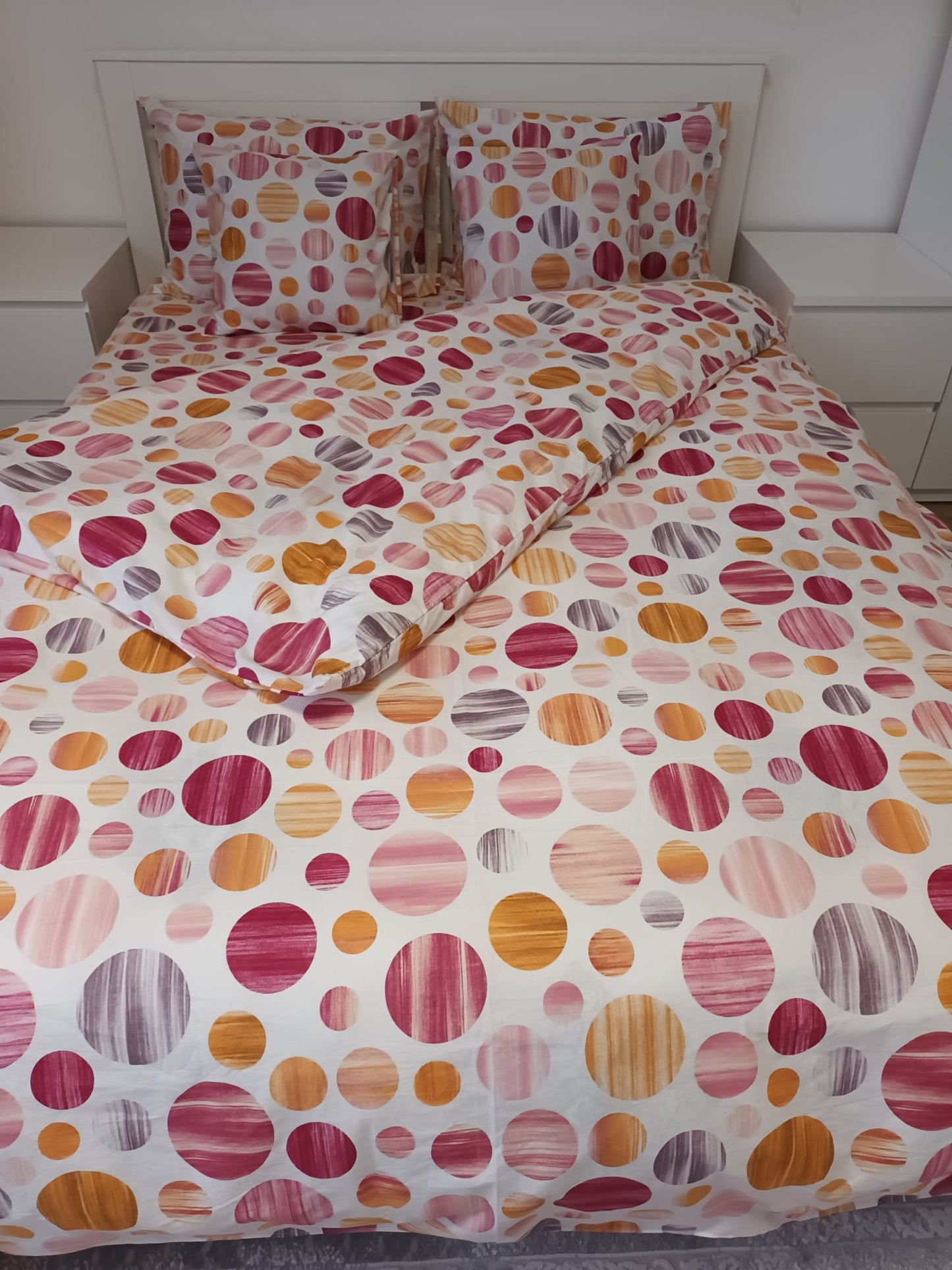 Lenjerie de Pat dublă din Bumbac Ranforce 100% – Model cu Buline (Vișiniu, Portocaliu)