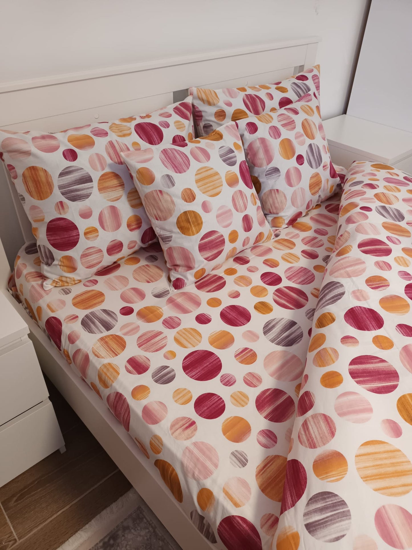 Lenjerie de Pat dublă din Bumbac Ranforce 100% – Model cu Buline (Vișiniu, Portocaliu)