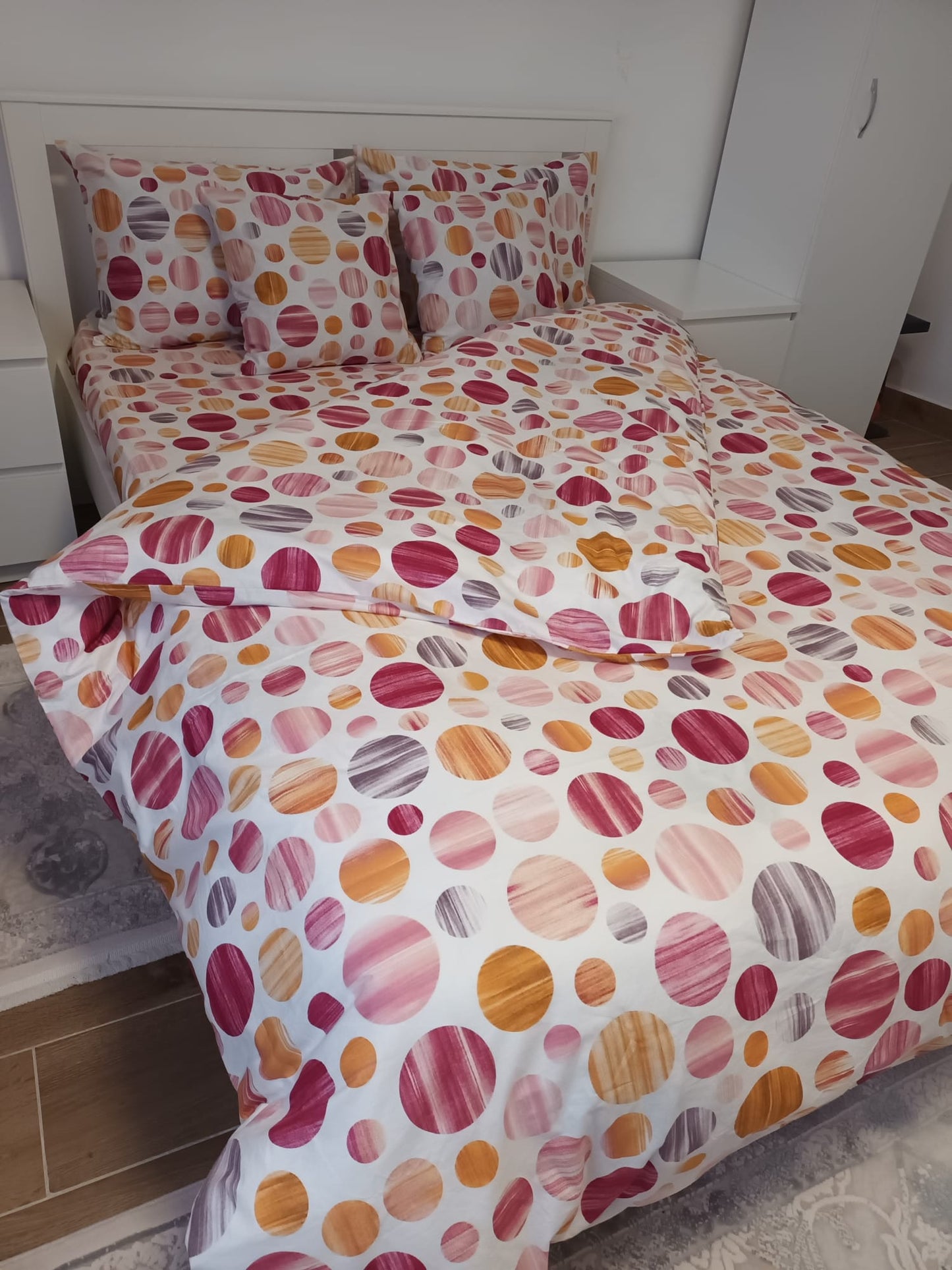 Lenjerie de Pat dublă din Bumbac Ranforce 100% – Model cu Buline (Vișiniu, Portocaliu)