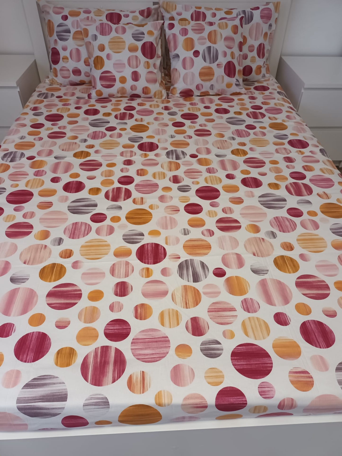 Lenjerie de Pat dublă din Bumbac Ranforce 100% – Model cu Buline (Vișiniu, Portocaliu)